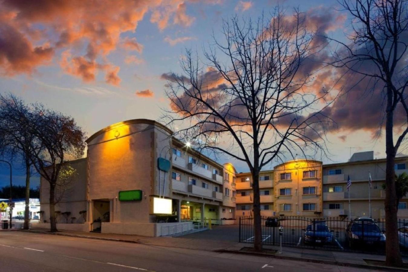 University Inn & Suites Беркли Экстерьер фото